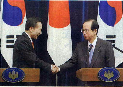 挨拶する福田康夫首相と李明博大統領